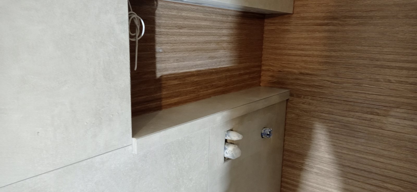 Μπάνιο με πλακάκια και σύγχρονη αισθητική